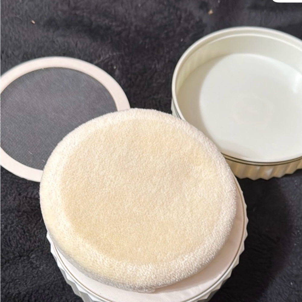 Giorgio Beverly Hills Extraordinary Perfumed Dusting Powder - Yellow Stripes - Picture 7 of 7